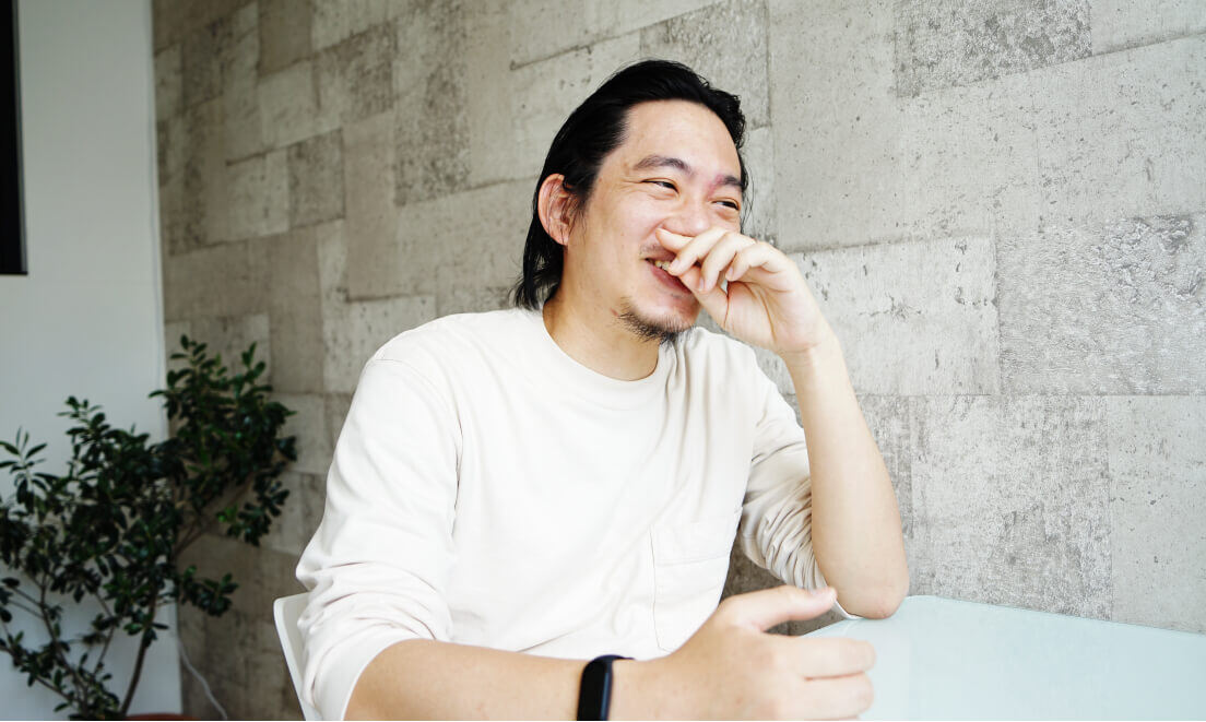 モニクル_リモートワーク必需品_伊藤 功馬_エンジニア_ph1