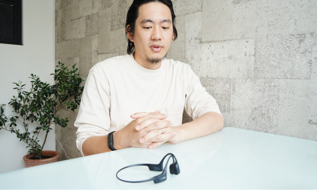 モニクル_リモートワーク必需品_Shokzの骨伝導イヤホン_伊藤 功馬_エンジニア_ph1